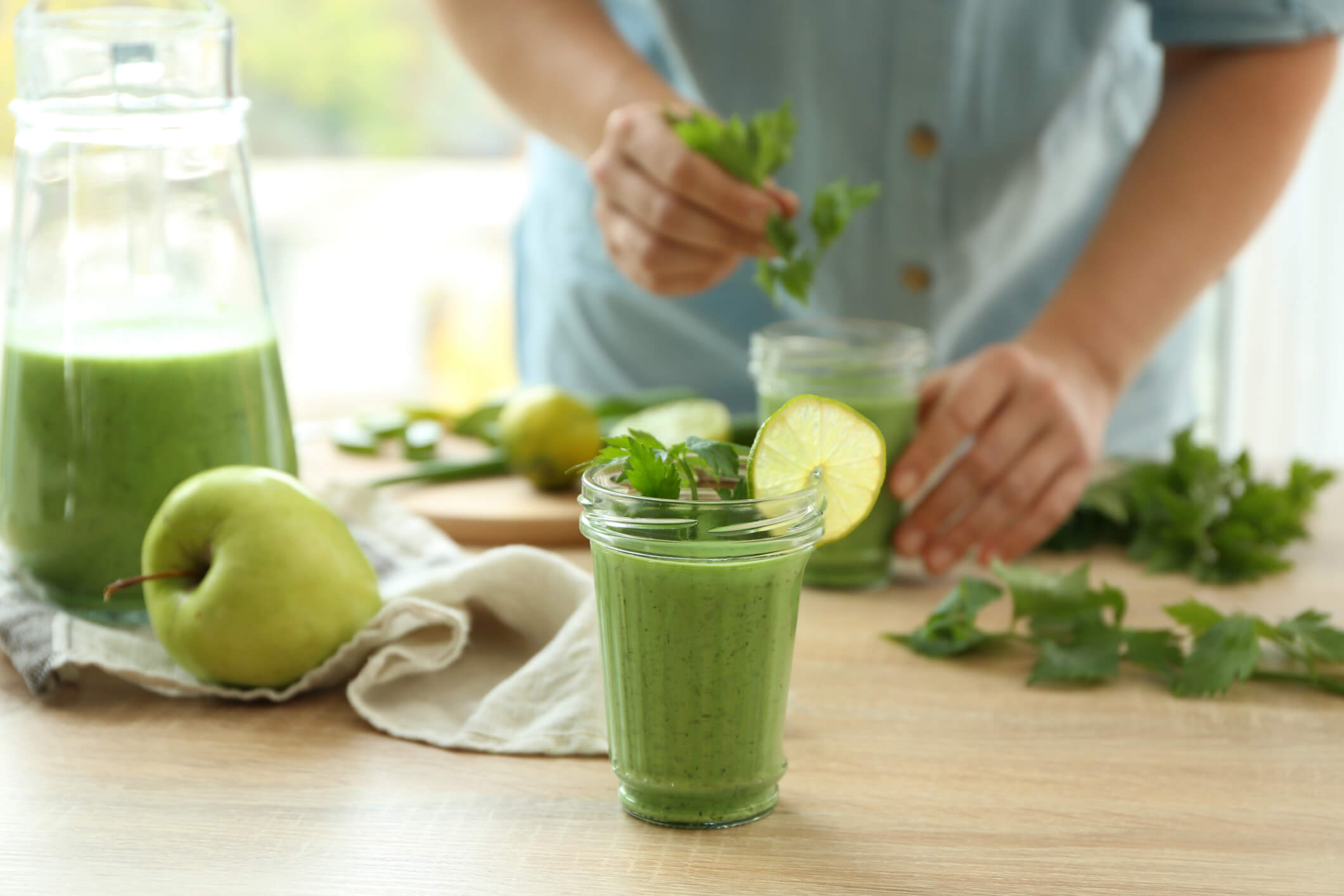 Making a healthy green smoothie with apples and kale.