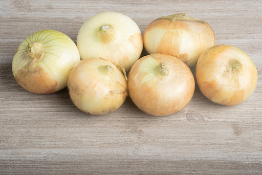 a group of sweet onions sitting on a table